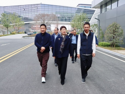 海宁市政协主席杨琳琳一行莅临尊龙凯时科技参观互换